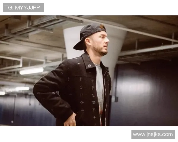 足球球星男生短袖潮流款式推荐 打造运动与时尚完美结合的穿搭风格